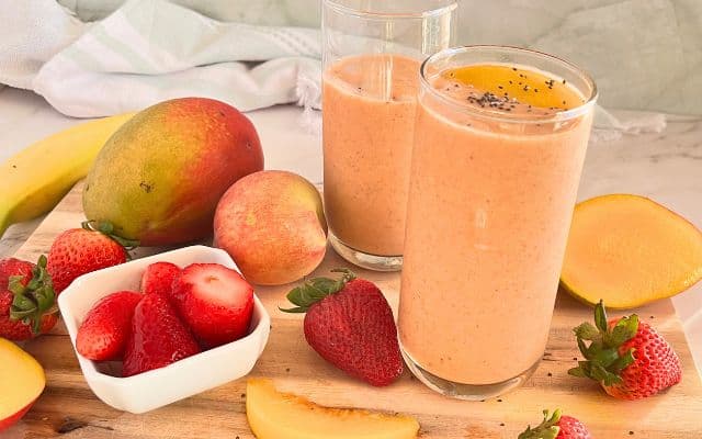 Easy Creamy Mango Peach Strawberry Smoothie: Summer Refreshment